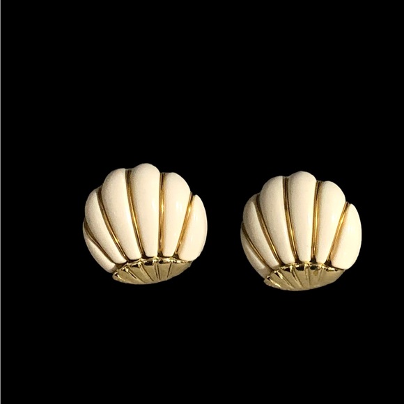 Vintage Shell Pendant Necklace and Clip On Earrings Set - Picture 7 of 13